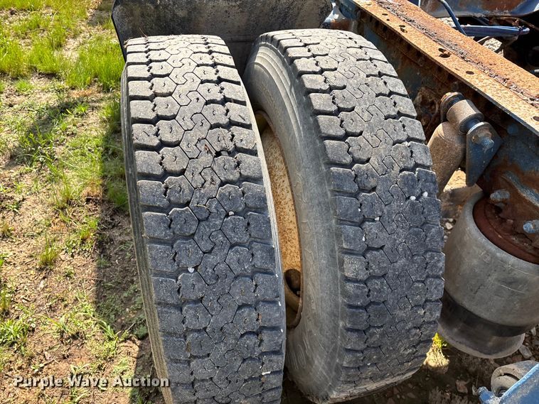 image for item FG0338 1995 Freightliner USF-1E truck cab and chassis