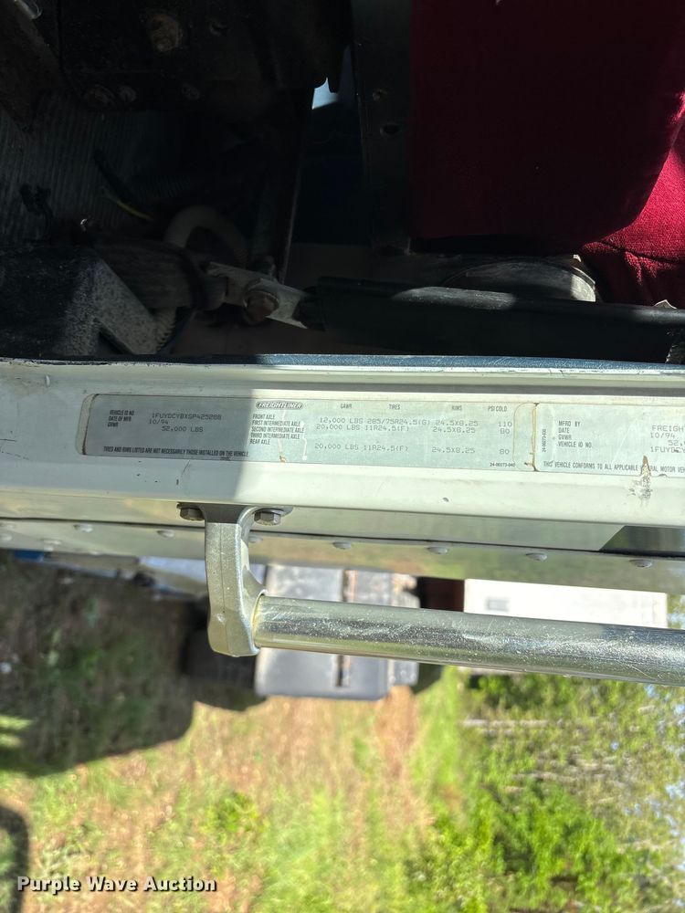 image for item FG0338 1995 Freightliner USF-1E truck cab and chassis