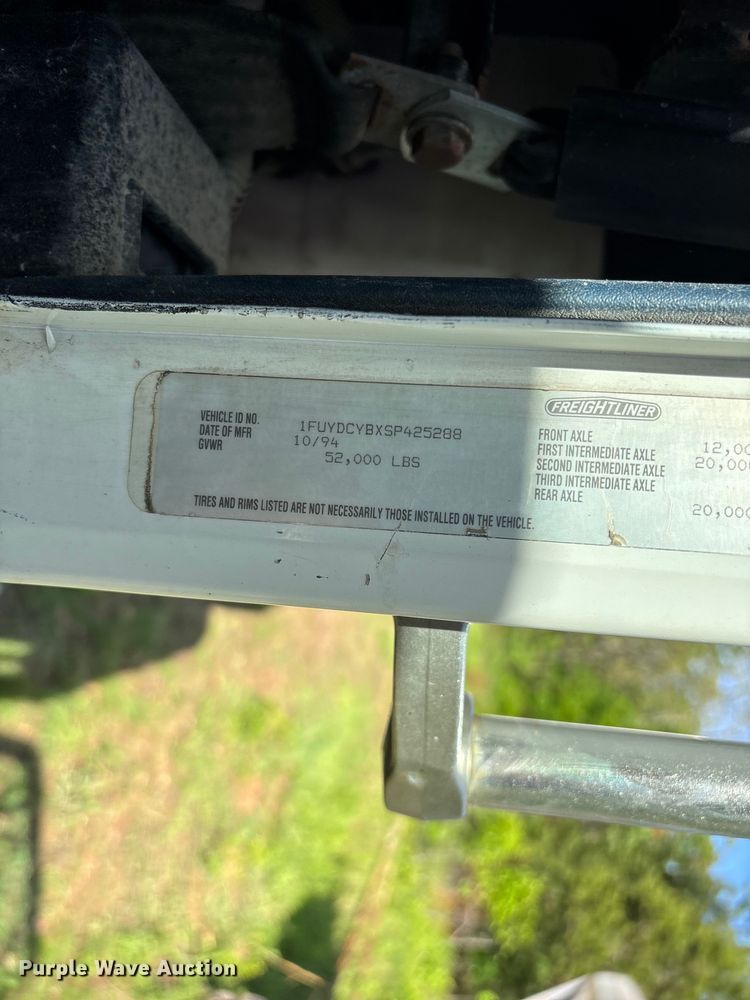 image for item FG0338 1995 Freightliner USF-1E truck cab and chassis