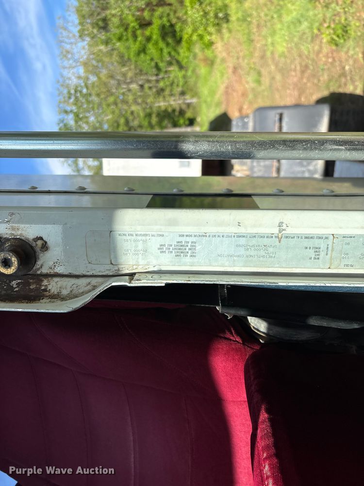 image for item FG0338 1995 Freightliner USF-1E truck cab and chassis