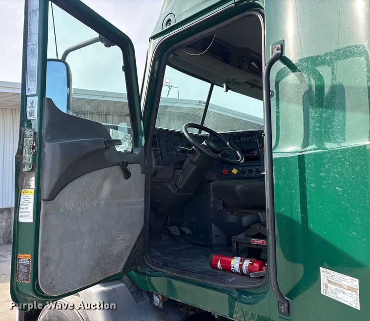 image for item FG1006 2016 Mack CXU613 semi truck