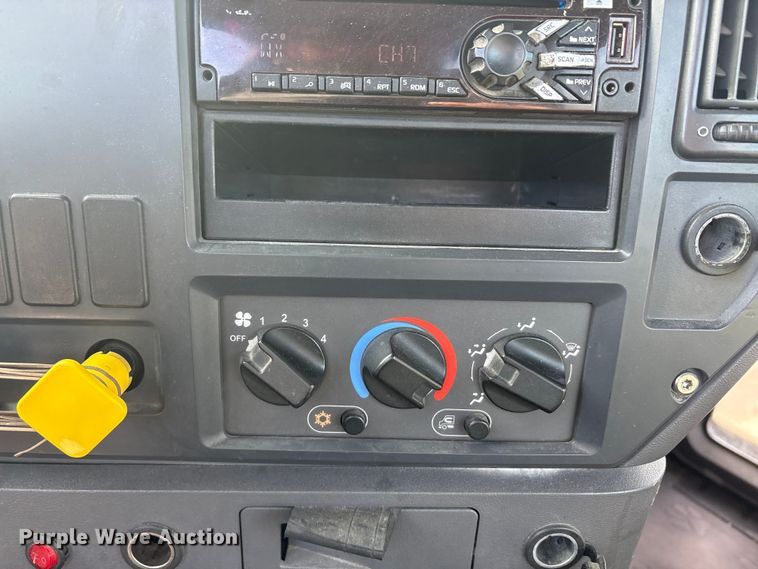 image for item FG1006 2016 Mack CXU613 semi truck