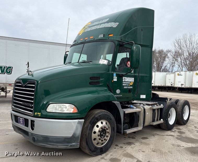 image for item FG1043 2013 Mack CXU613 semi truck