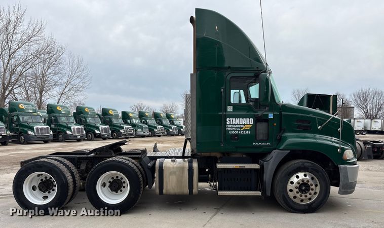 image for item FG1043 2013 Mack CXU613 semi truck