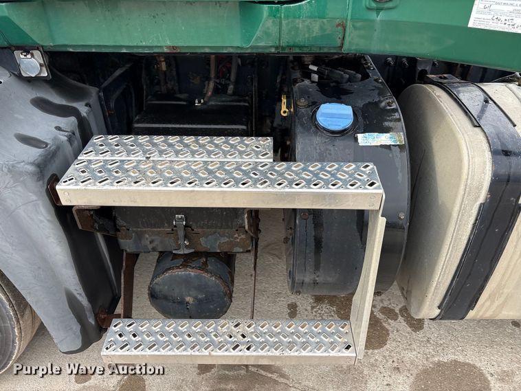 image for item FG1043 2013 Mack CXU613 semi truck