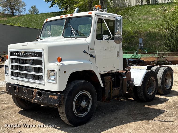 image for item FG2962 1979 International Harvester F-2275 semi truck