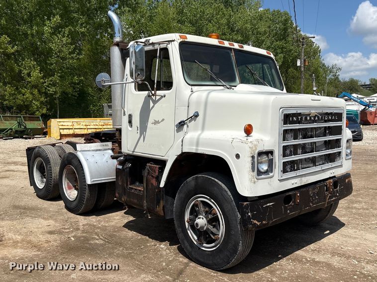 image for item FG2962 1979 International Harvester F-2275 semi truck