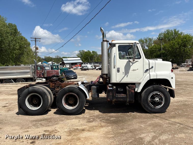 image for item FG2962 1979 International Harvester F-2275 semi truck
