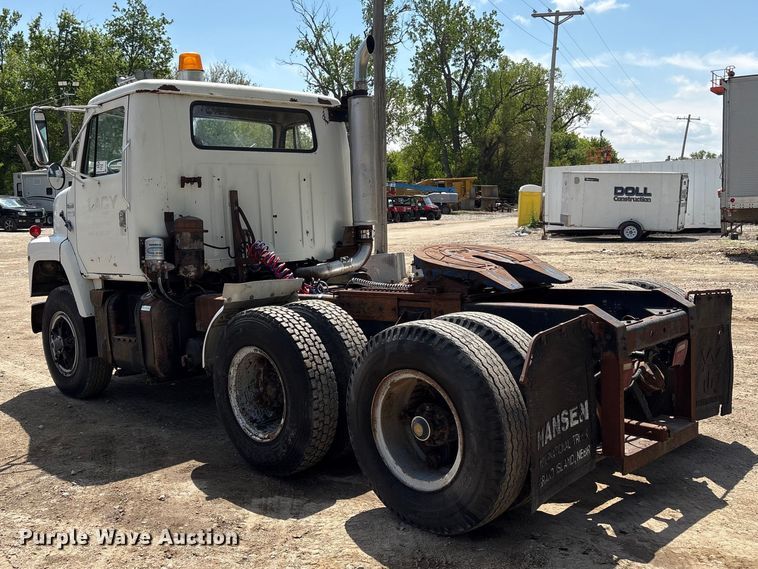 image for item FG2962 1979 International Harvester F-2275 semi truck