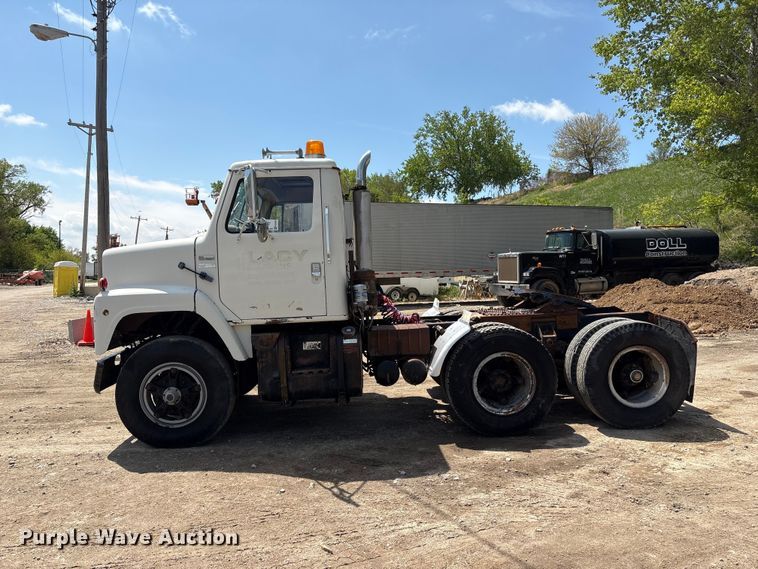 image for item FG2962 1979 International Harvester F-2275 semi truck