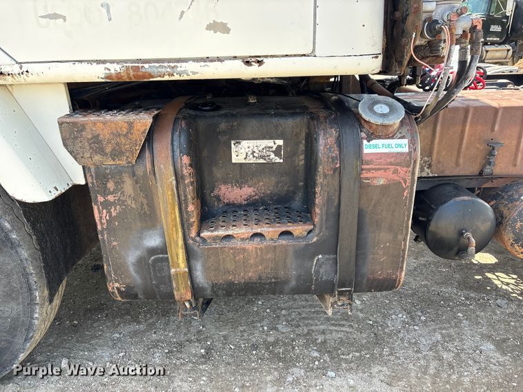 image for item FG2962 1979 International Harvester F-2275 semi truck