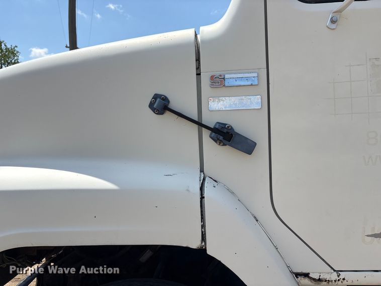 image for item FG2962 1979 International Harvester F-2275 semi truck