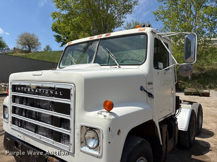 image for item FG2962 1979 International Harvester F-2275 semi truck