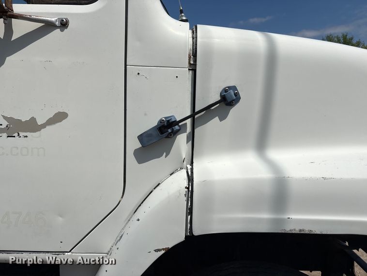 image for item FG2962 1979 International Harvester F-2275 semi truck