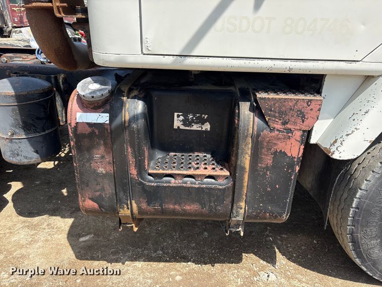 image for item FG2962 1979 International Harvester F-2275 semi truck