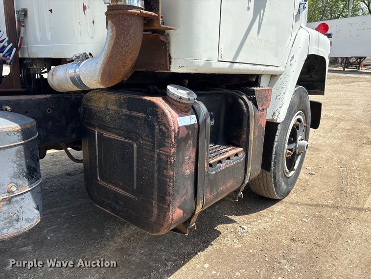 image for item FG2962 1979 International Harvester F-2275 semi truck