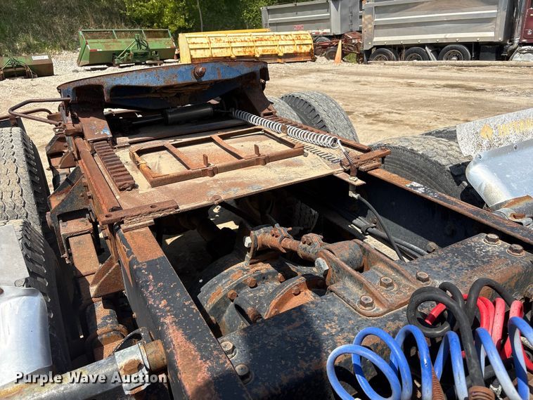 image for item FG2962 1979 International Harvester F-2275 semi truck