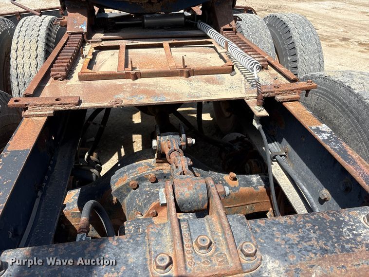 image for item FG2962 1979 International Harvester F-2275 semi truck