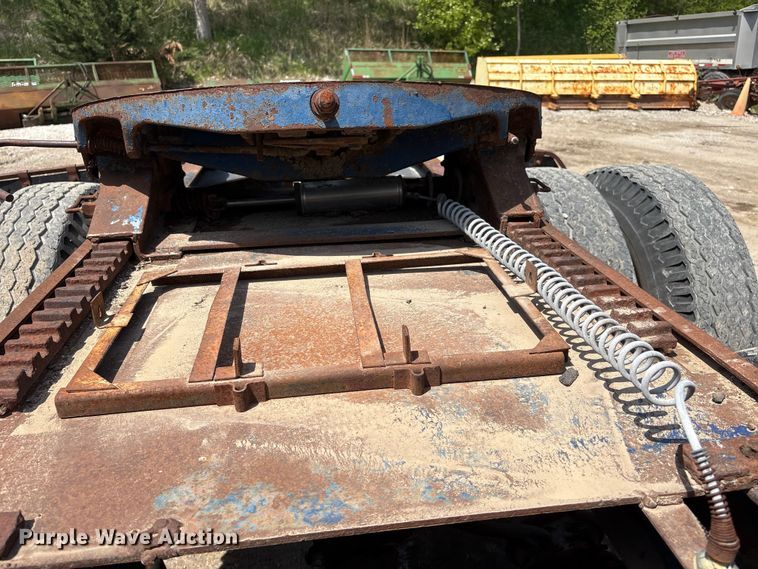 image for item FG2962 1979 International Harvester F-2275 semi truck