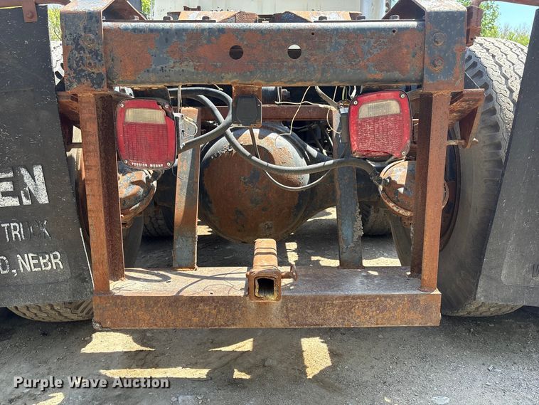 image for item FG2962 1979 International Harvester F-2275 semi truck