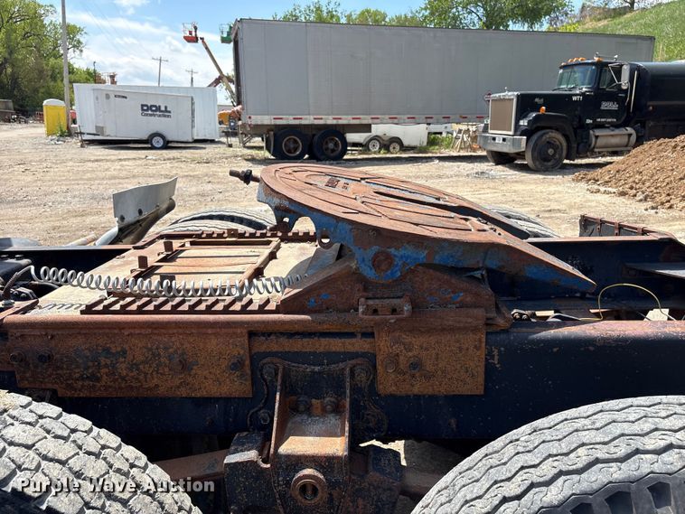 image for item FG2962 1979 International Harvester F-2275 semi truck