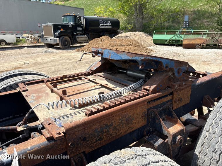 image for item FG2962 1979 International Harvester F-2275 semi truck