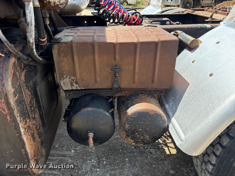image for item FG2962 1979 International Harvester F-2275 semi truck
