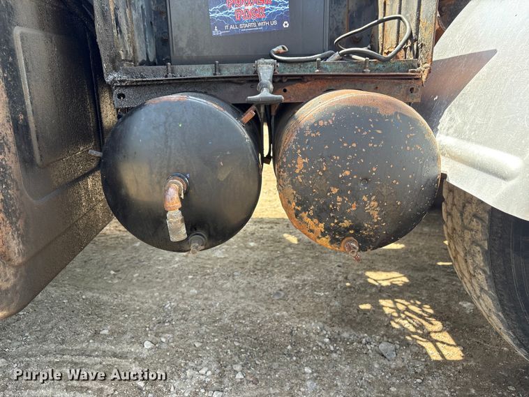 image for item FG2962 1979 International Harvester F-2275 semi truck