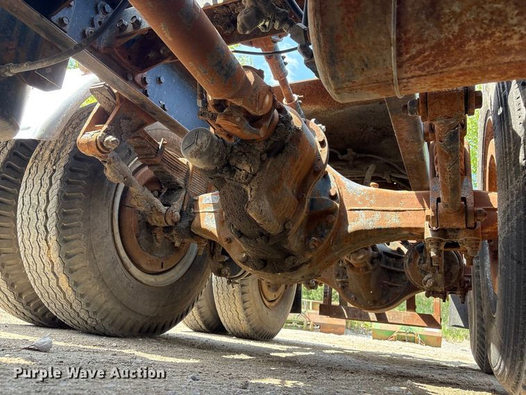 image for item FG2962 1979 International Harvester F-2275 semi truck
