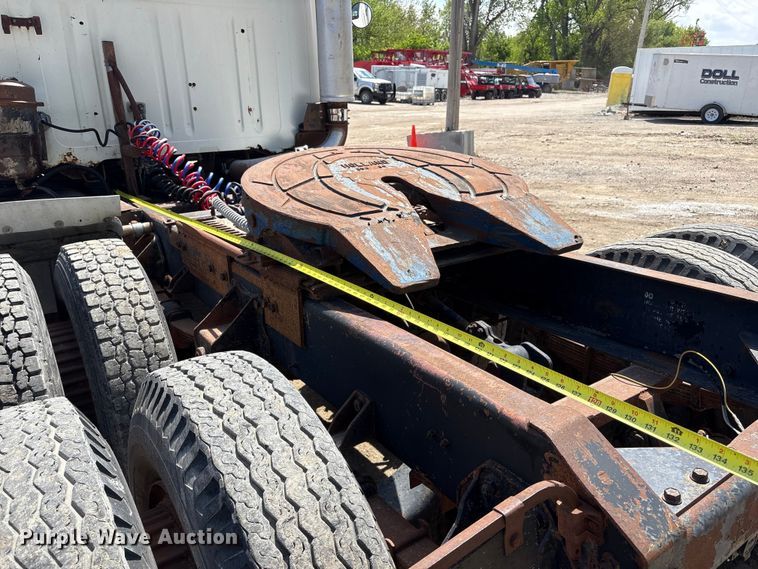 image for item FG2962 1979 International Harvester F-2275 semi truck