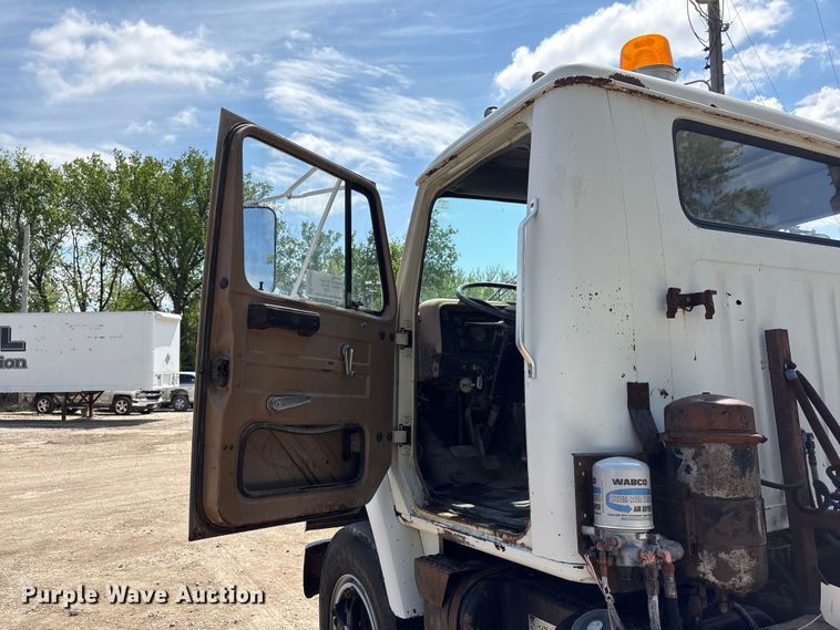 image for item FG2962 1979 International Harvester F-2275 semi truck