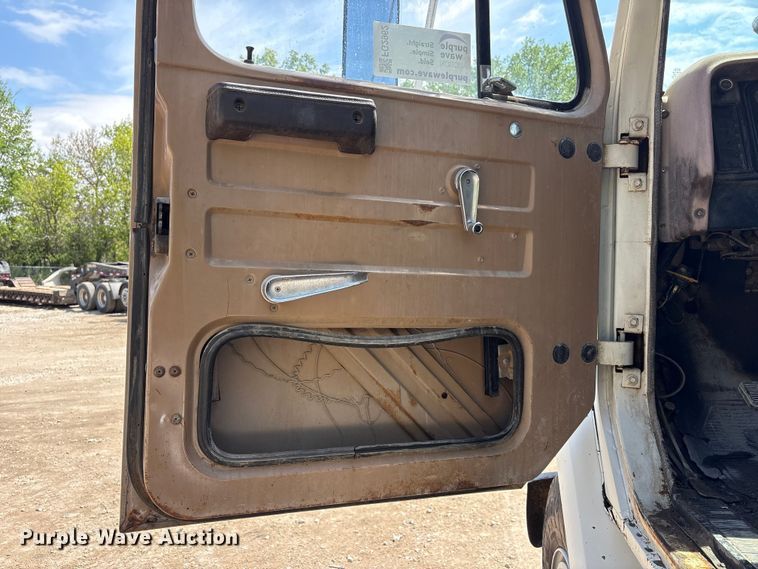 image for item FG2962 1979 International Harvester F-2275 semi truck