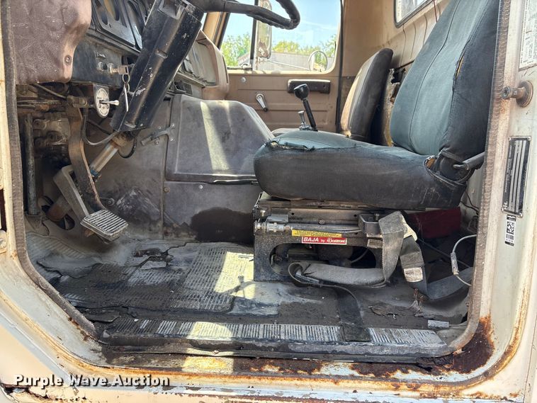 image for item FG2962 1979 International Harvester F-2275 semi truck