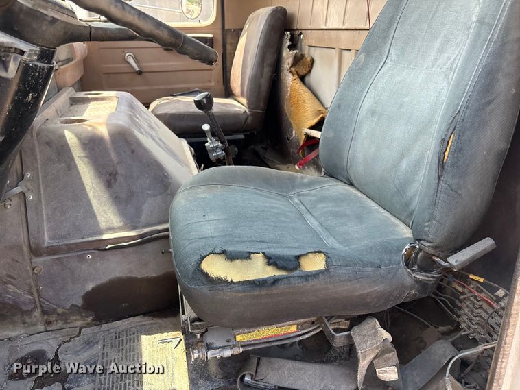 image for item FG2962 1979 International Harvester F-2275 semi truck