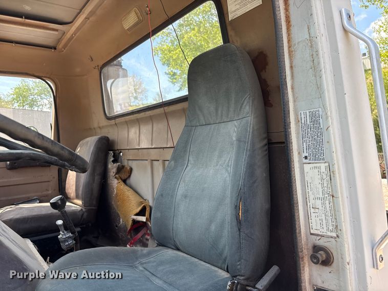image for item FG2962 1979 International Harvester F-2275 semi truck