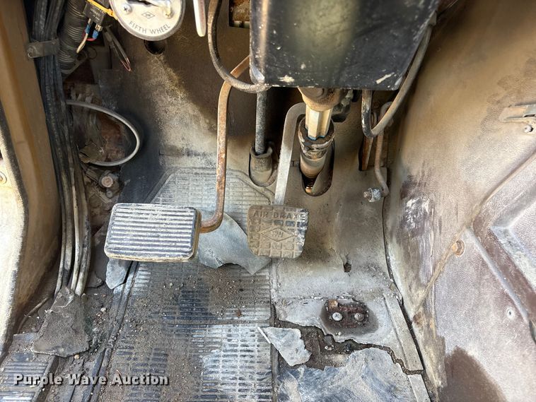 image for item FG2962 1979 International Harvester F-2275 semi truck