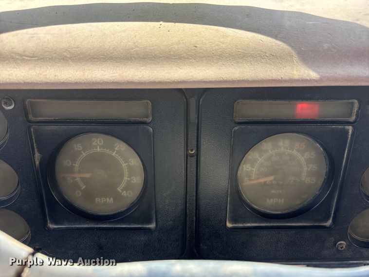 image for item FG2962 1979 International Harvester F-2275 semi truck