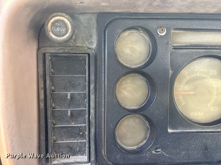 image for item FG2962 1979 International Harvester F-2275 semi truck