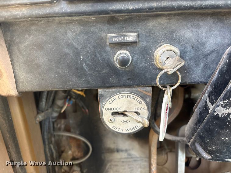 image for item FG2962 1979 International Harvester F-2275 semi truck