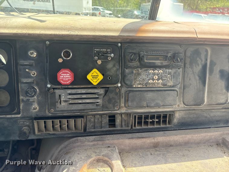 image for item FG2962 1979 International Harvester F-2275 semi truck