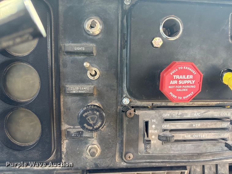 image for item FG2962 1979 International Harvester F-2275 semi truck