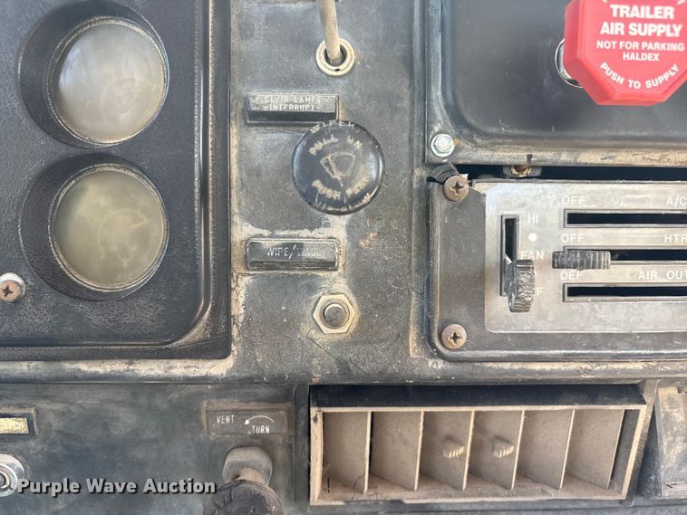 image for item FG2962 1979 International Harvester F-2275 semi truck