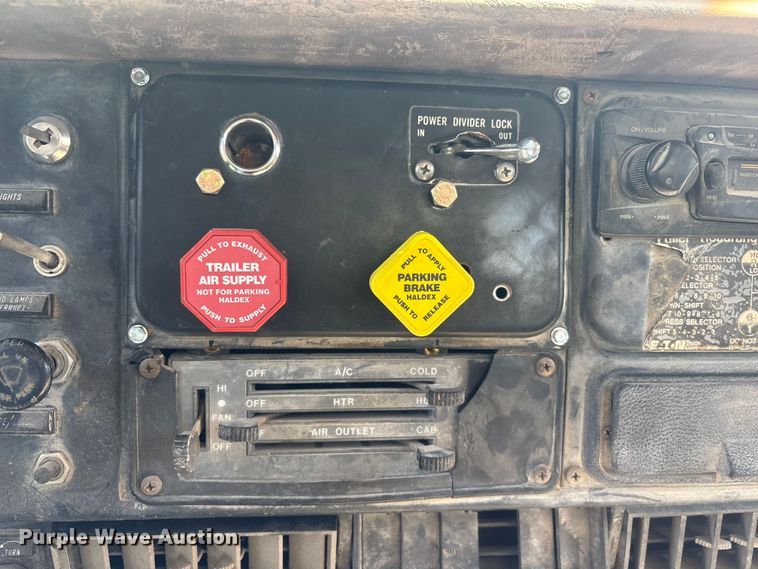 image for item FG2962 1979 International Harvester F-2275 semi truck