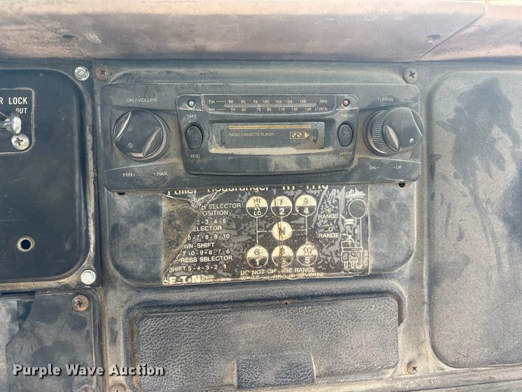 image for item FG2962 1979 International Harvester F-2275 semi truck