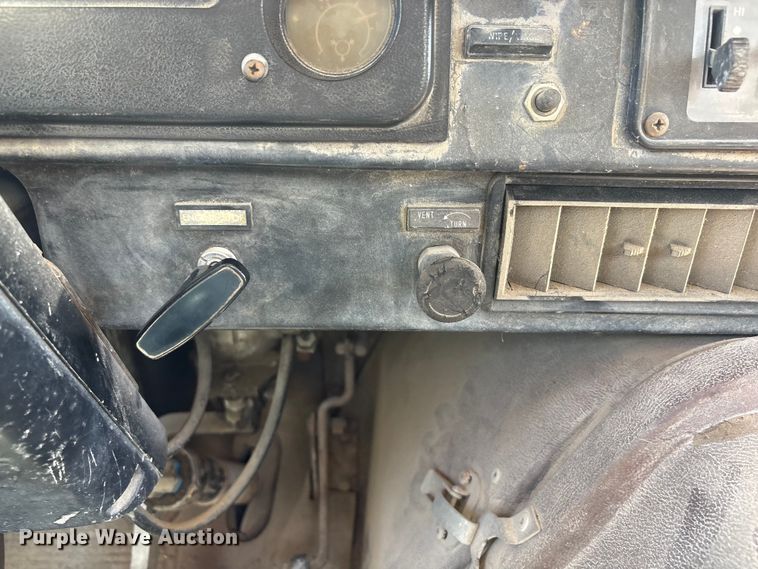 image for item FG2962 1979 International Harvester F-2275 semi truck
