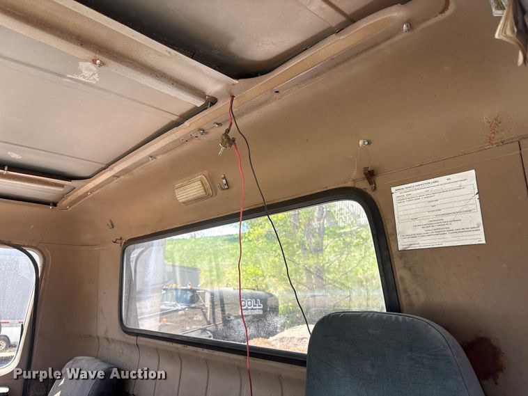 image for item FG2962 1979 International Harvester F-2275 semi truck
