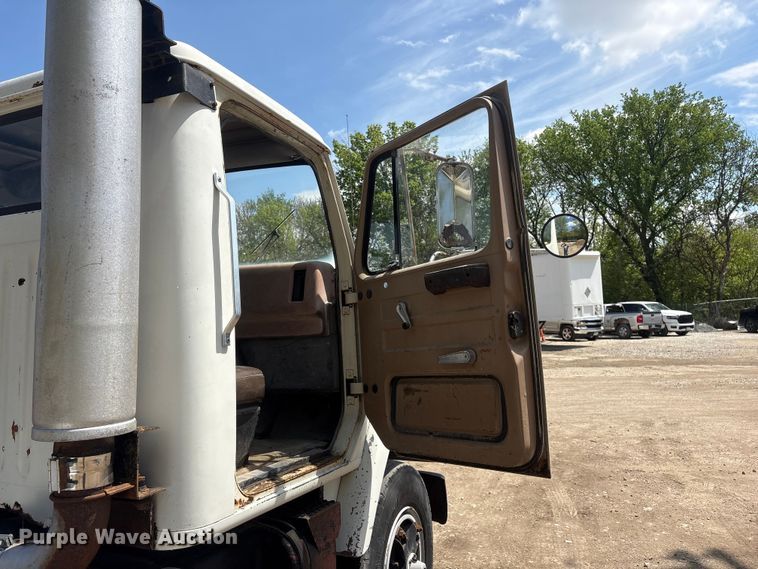 image for item FG2962 1979 International Harvester F-2275 semi truck