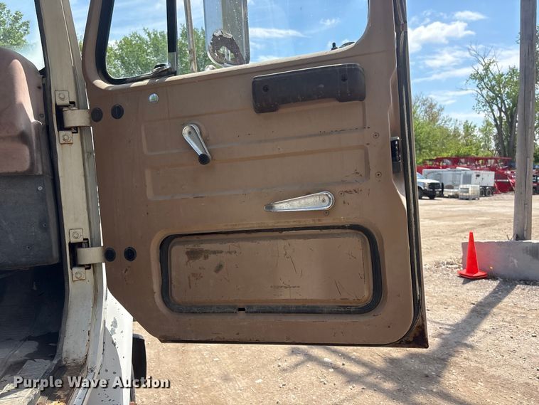 image for item FG2962 1979 International Harvester F-2275 semi truck