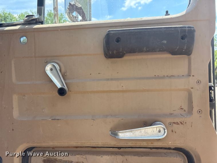 image for item FG2962 1979 International Harvester F-2275 semi truck
