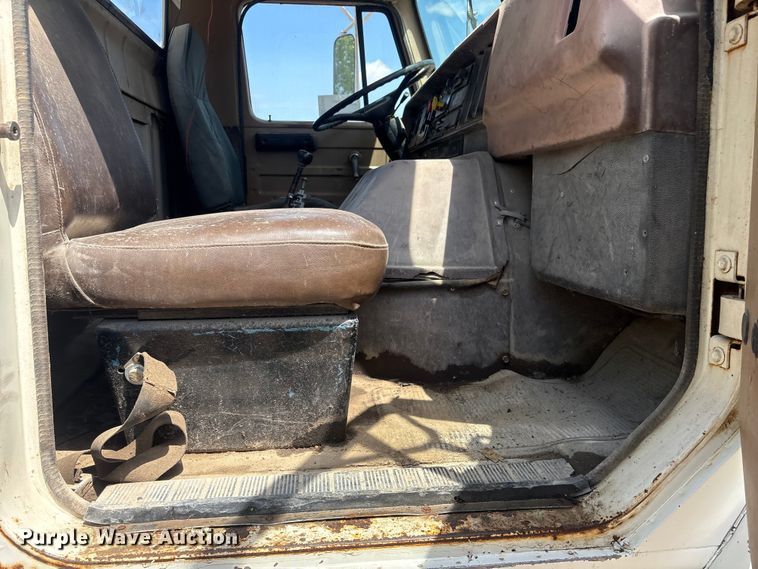 image for item FG2962 1979 International Harvester F-2275 semi truck